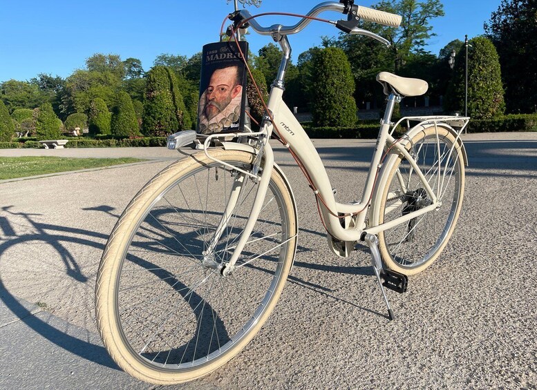 Picture 4 for Activity Madrid: Vintage Bike Rental with Tourist Map