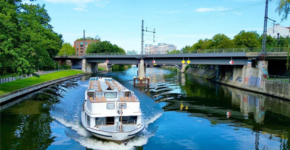 Berlin: Sightseeing Cruise from Berlin Main Station