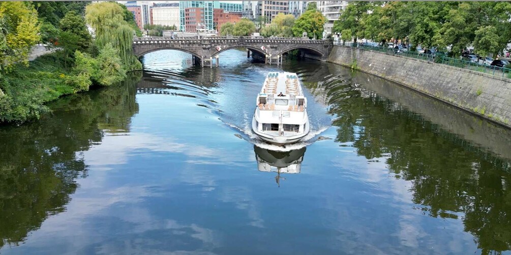 Picture 1 for Activity Berlin: Sightseeing Cruise from Berlin Main Station