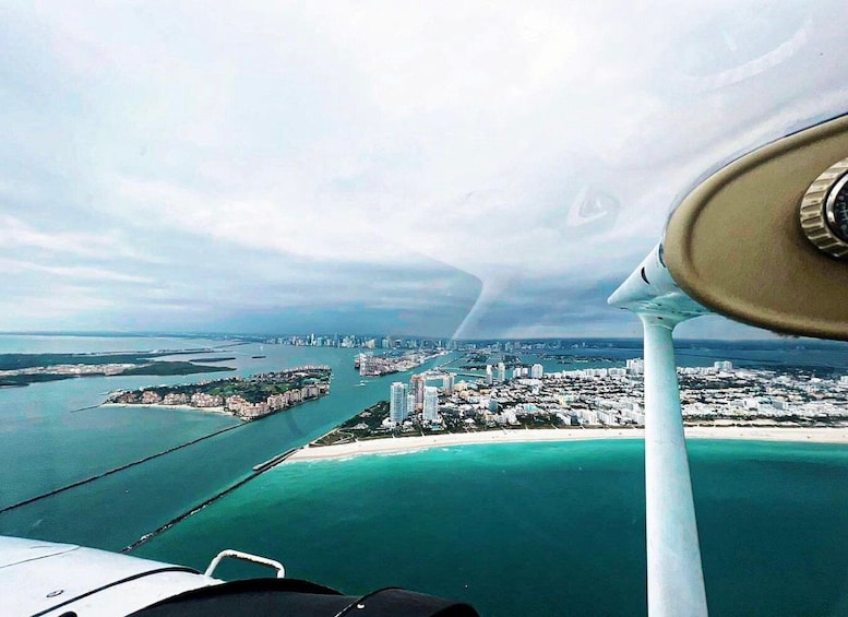 Picture 8 for Activity Miami: Romantic 1-Hour Private Flight Tour with Champagne