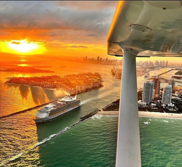 Picture 3 for Activity Miami: Romantic 1-Hour Private Flight Tour with Champagne