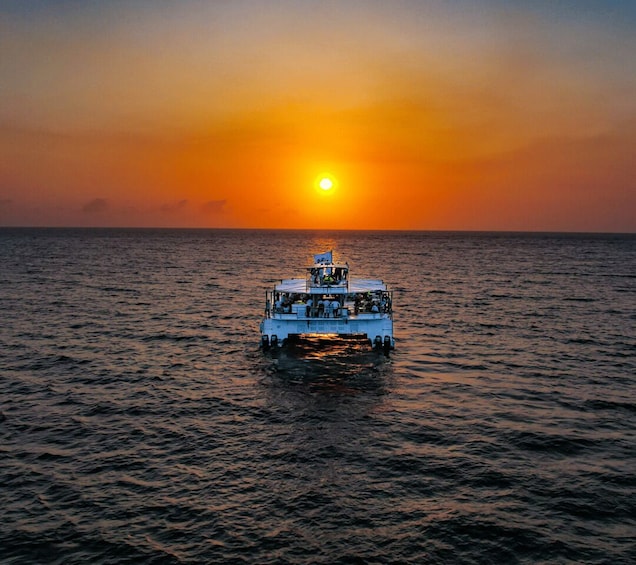 Cartagena: Sunset Open Bar Cruise in Caramaran or Speedboat