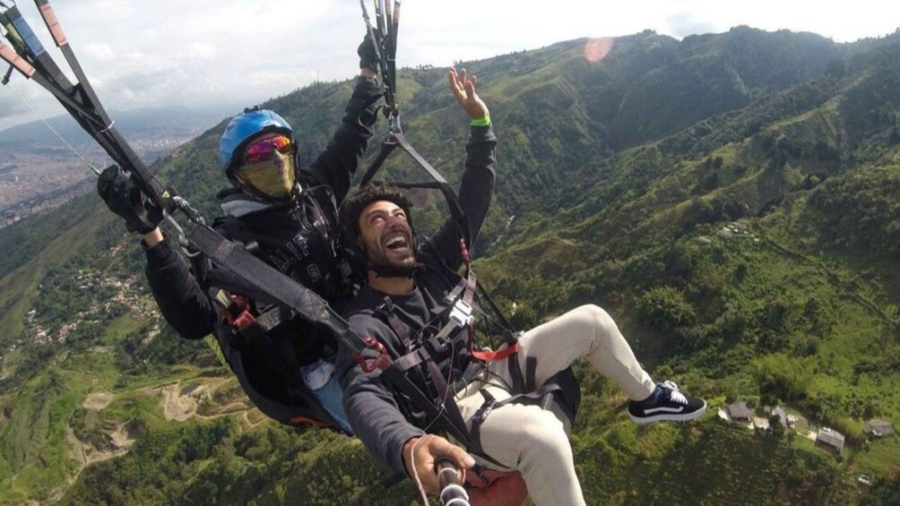 Picture 7 for Activity Paragliding Medellin with Transportation and free Videos