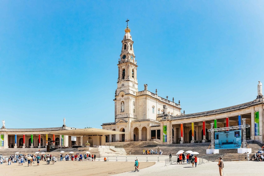 From Lisbon: Fatima, Obidos, Batalha and Nazaré Group Tour