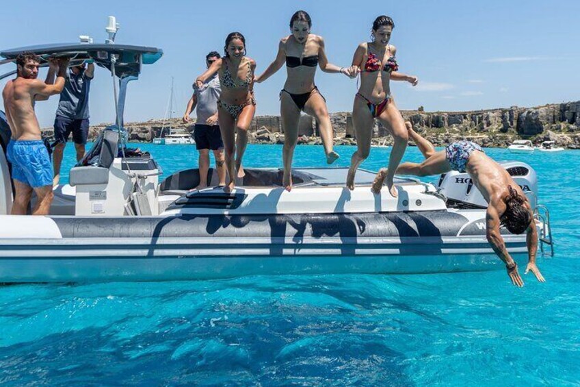 Boat trip around Favignana and Levanzo starting from Favignana