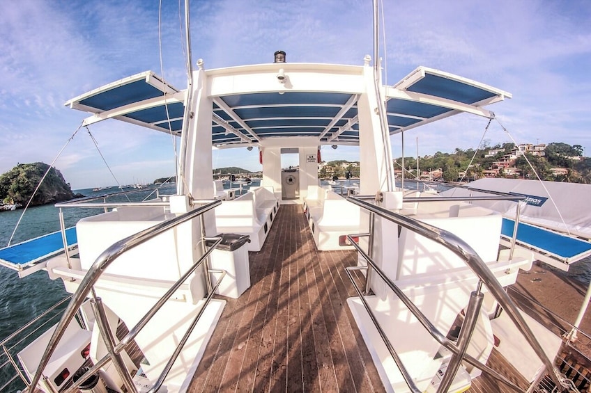 Full Day in Búzios with Catamaran Boat Tour and Lunch