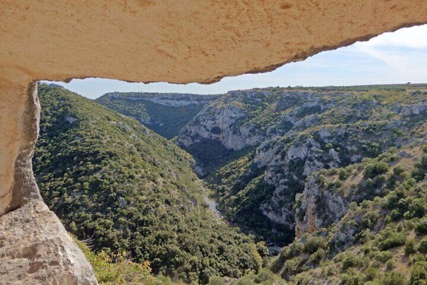 The sinuosity of the ravine and its torrent.