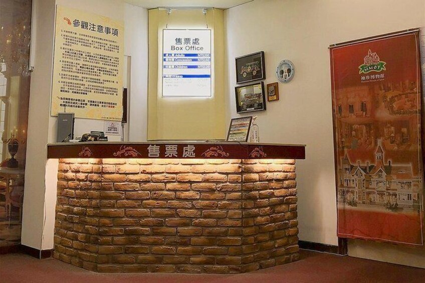 Pocket Museum, please go to the entrance and enter the venue after the staff feels the fun card.