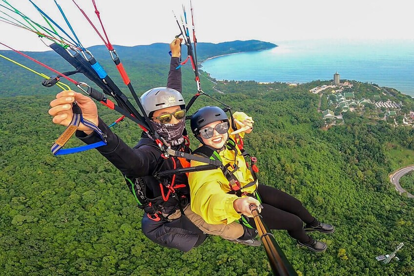 Da Nang: Tandem Paragliding Experience at Ban Co Peak