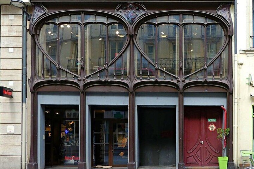These peacock tails displayed on the former Magasins Vaxelaire, survivors of the many waves of destruction, still bear witness to the wonders of Nancy at the dawn of the 20th century.