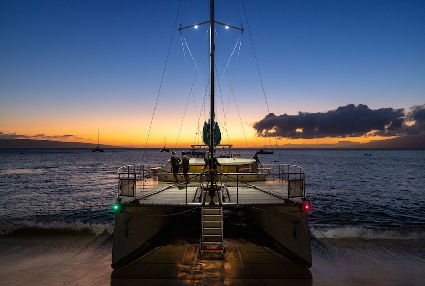 Ka'anapali: Sunset Cocktail Sail w/ Open Bar - Beach Loading Catamaran