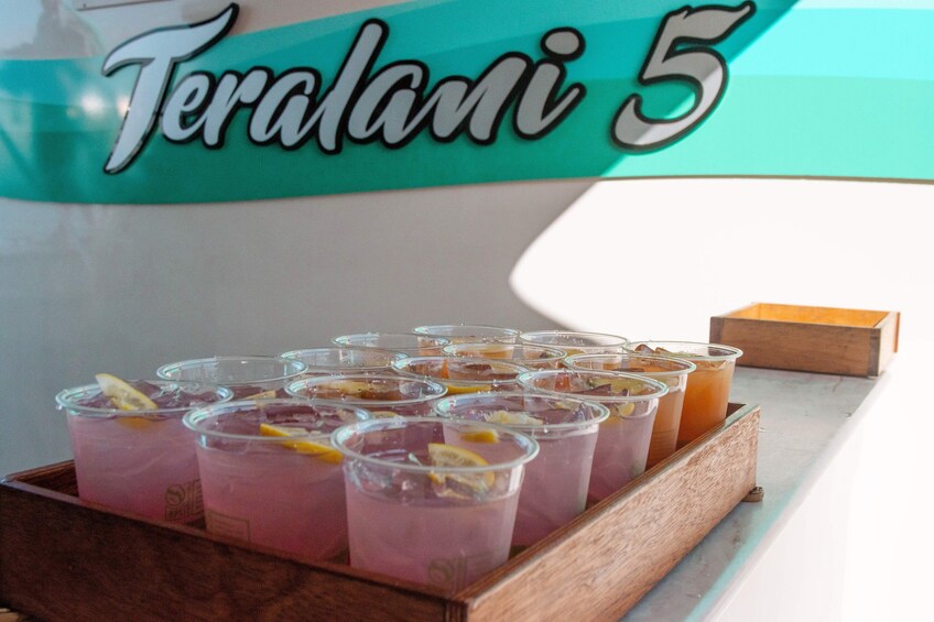 Ka'anapali: Sunset Cocktail Sail w/ Open Bar - Beach Loading Catamaran