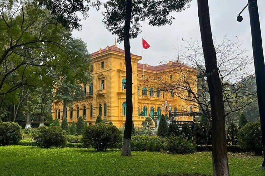 Localized Hanoi Weekend Walking Tour with Guide