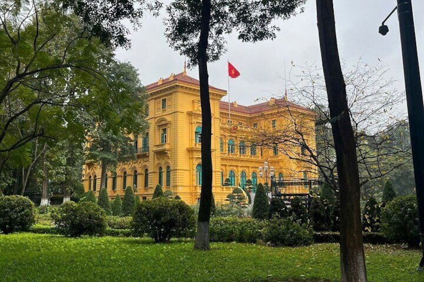 Localized Hanoi Weekend Walking Tour with Guide