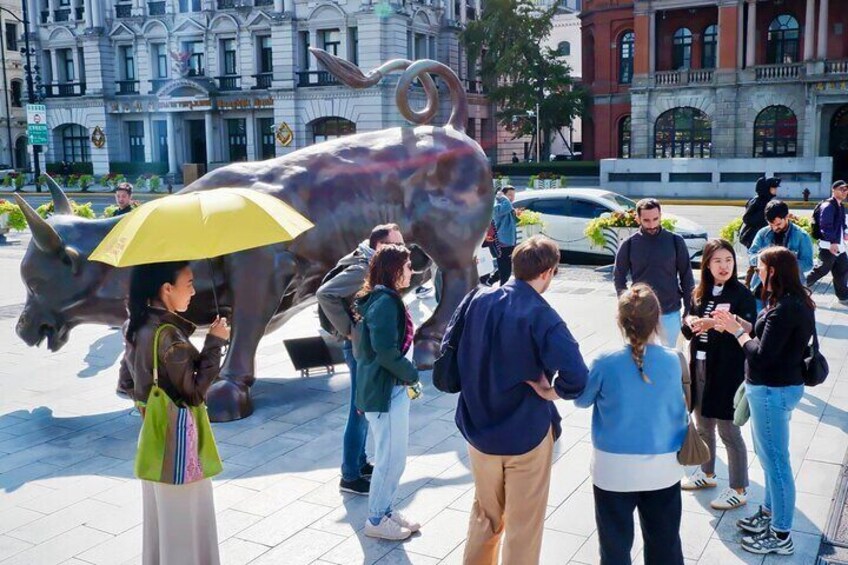 Talk by the Bund Bull