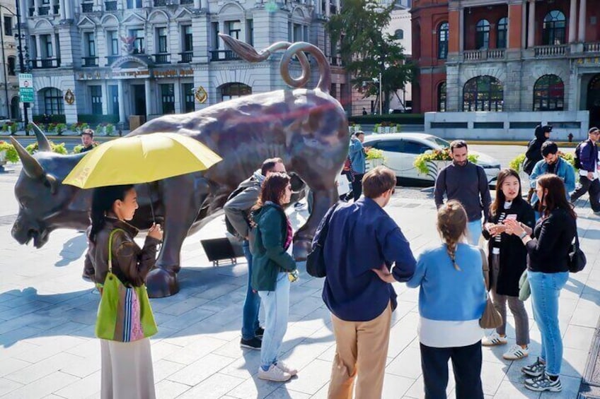 Talk by the Bund Bull
