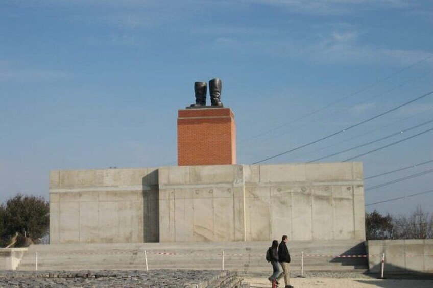 workers destroyed the Stalin's staue the boots left