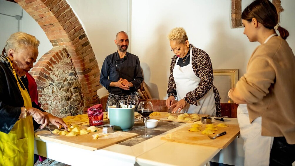 Siena: Tuscan Cooking Class in Chianti Farm