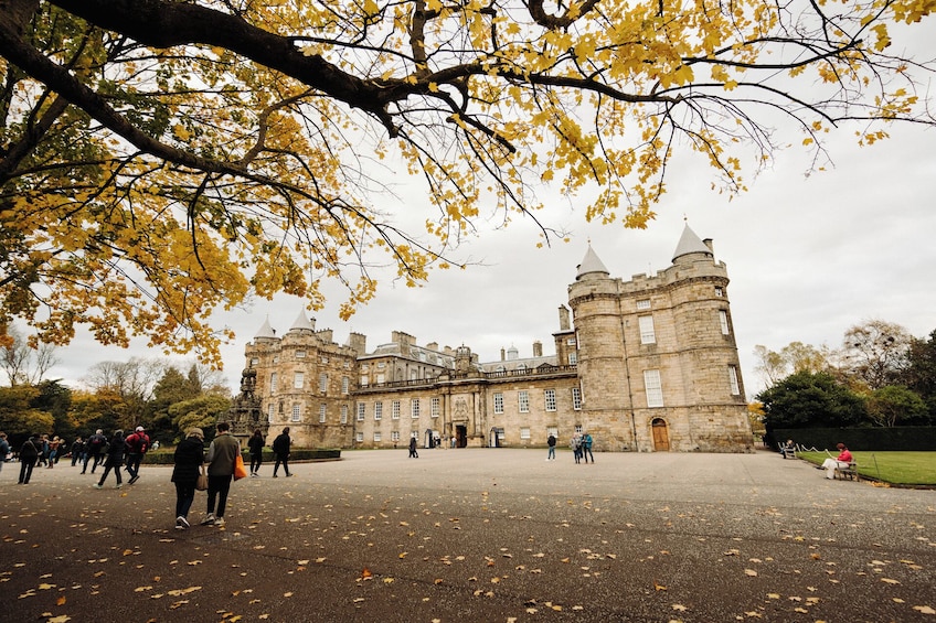 Edinburgh in a Day Tour with Castle, Royal Mile & Holyrood