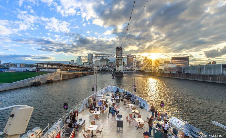 Evening Cruise in Montreal with Circus Acts