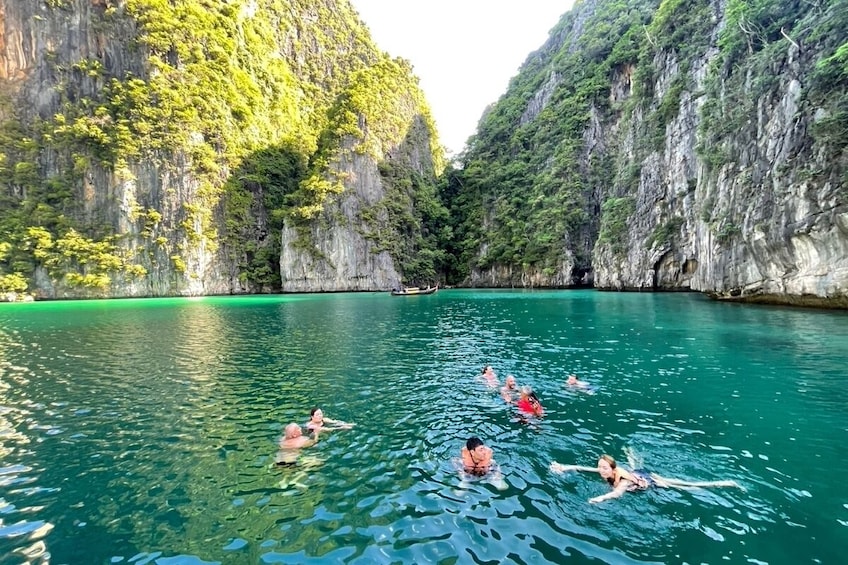 Phi Phi Islands - Big Boat Cruise with Snorkeling