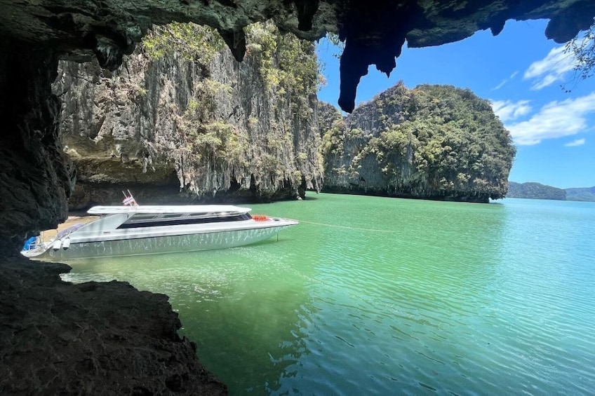 Phi Phi Islands - Big Boat Cruise with Snorkeling