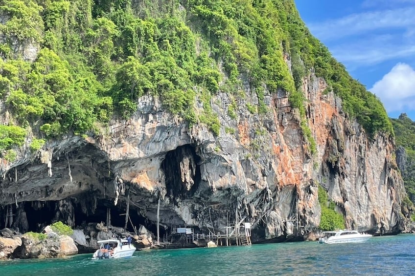 Phi Phi Islands - Big Boat Cruise with Snorkeling
