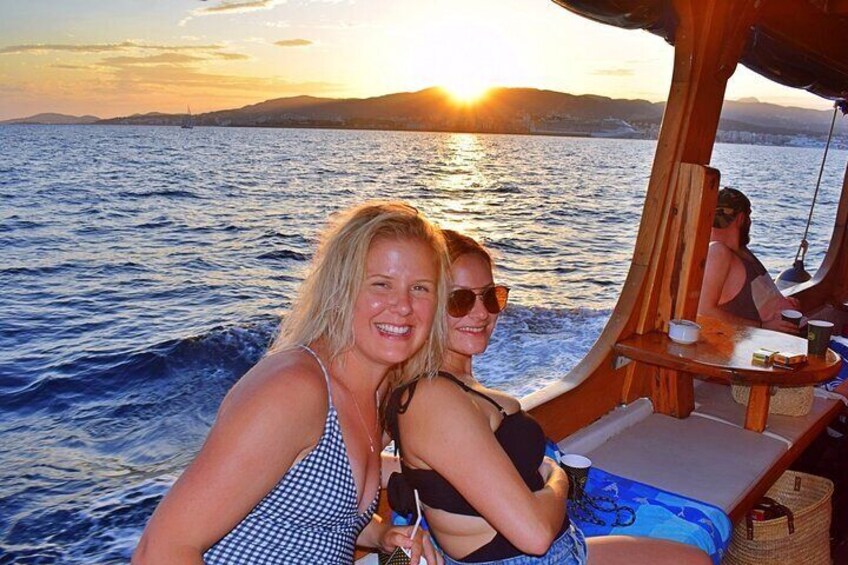 Sunset Tour Mallorca: Sunset boat trip with music & good atmosphere