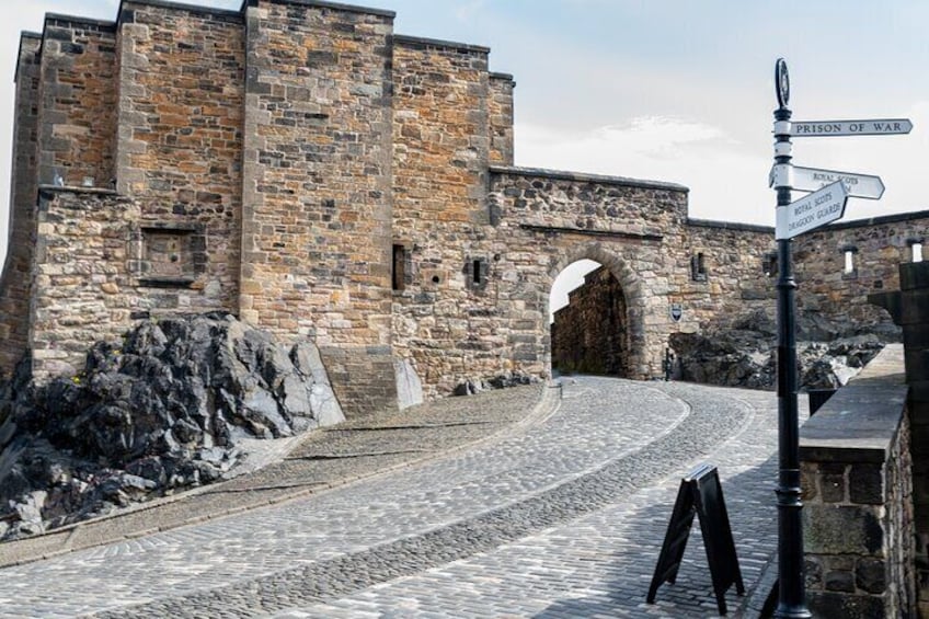 Edinburgh Castle Guided Walking Tour - tickets Incluided 