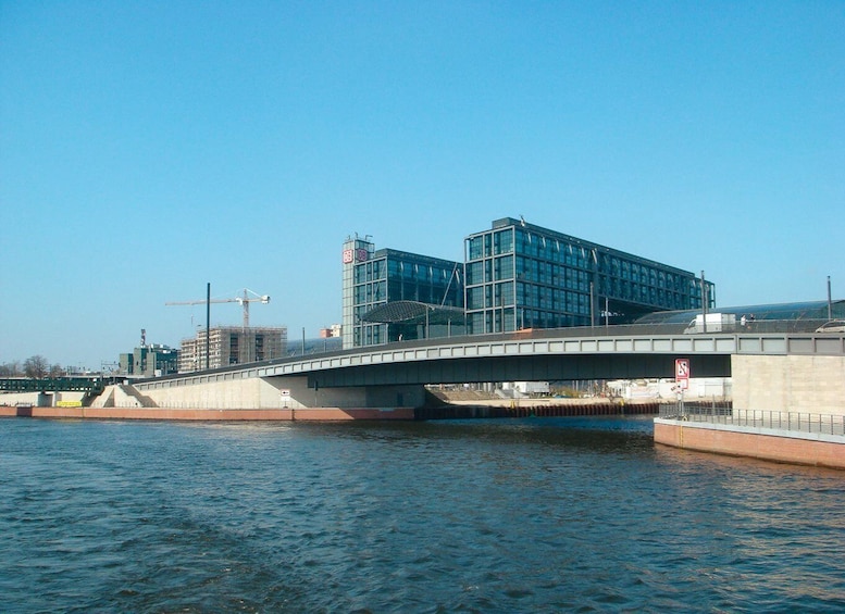 Picture 2 for Activity Berlin: 2.5-Hour East Side Boat Cruise with Commentary