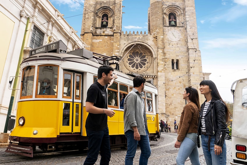 Lisbon 360: Bike, Walk & Boat Morning Tours