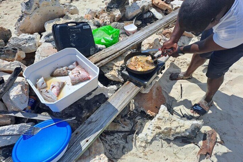 Private Half-Day Boat Tour to Rose Island from Nassau for snorkeling or fishing 
