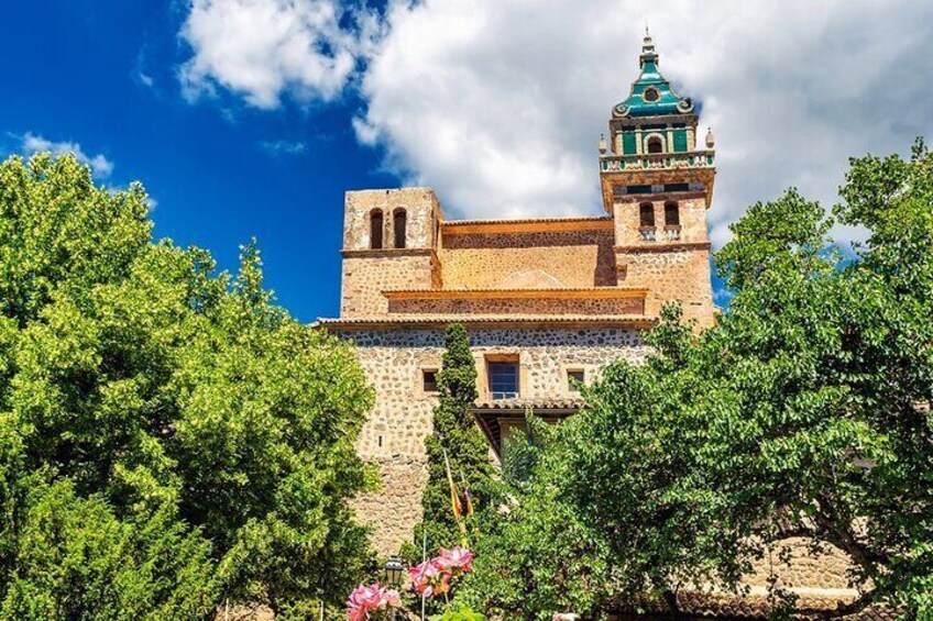 Guided Route 4 Hours in Palma with Cathedral and Visit to Valldemossa