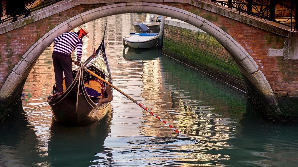Private Gondola Ride and Dinner in Venice