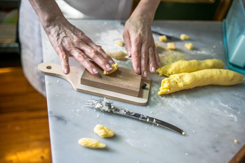 Private cooking class at a Cesarina's home in Milan