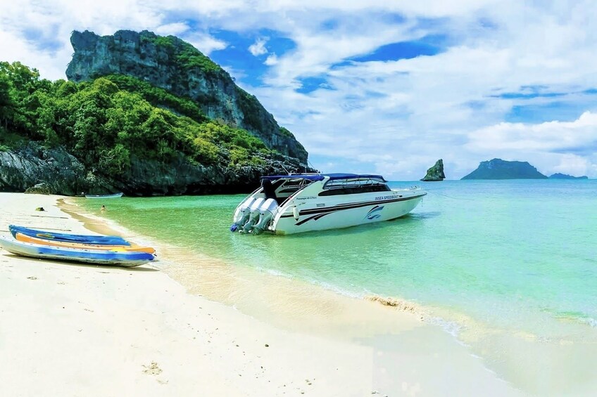 Cruise aboard the Insea speedboat to Angthong Marine Park