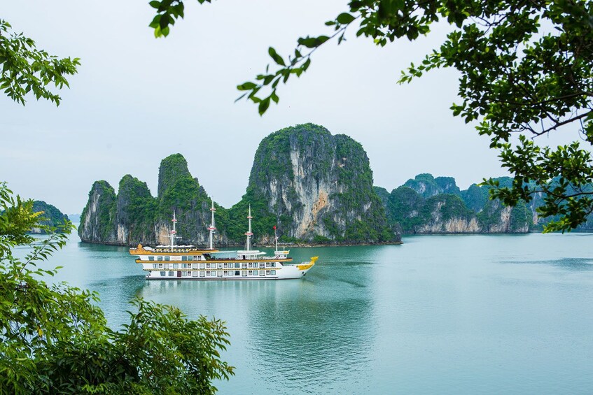 Lan Ha Bay Day Tour from Hanoi