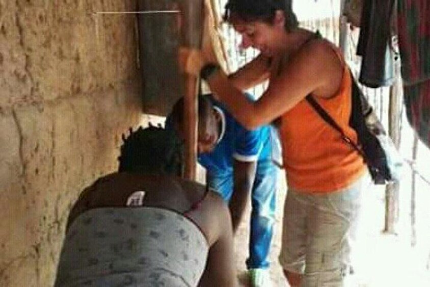 A Spanish lady pounding millet 