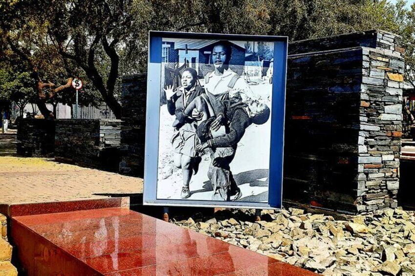 Johannesburg Full-Day Tour(Soweto/Jo-Burg & Apartheid Museum)