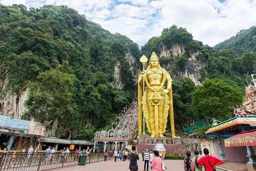 The big Lord Murugan gold statue upfront the caves