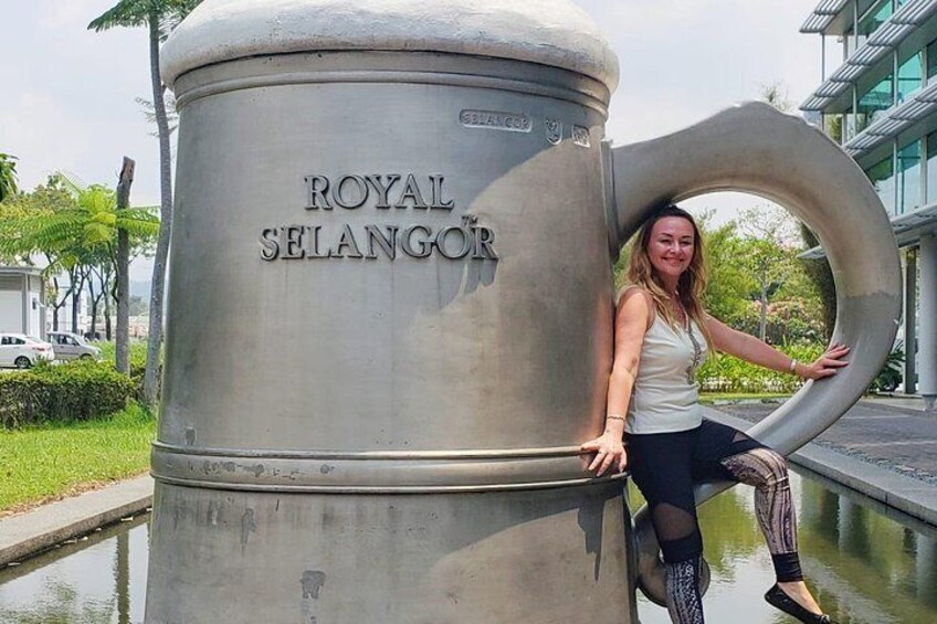 Taking photo by the Royal Selangor Pewter statue