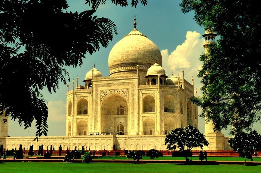 Sunrise Taj Mahal Tour From Delhi