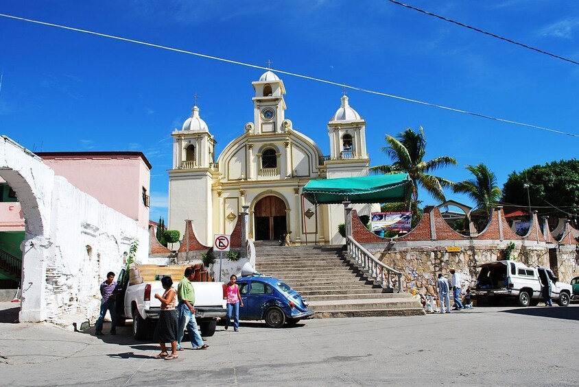 Journey Through The Pochutla Marketplace
