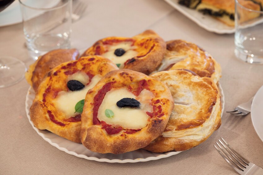 Pizza & Tiramisu class at a Cesarina's home with tasting in San Gimignano
