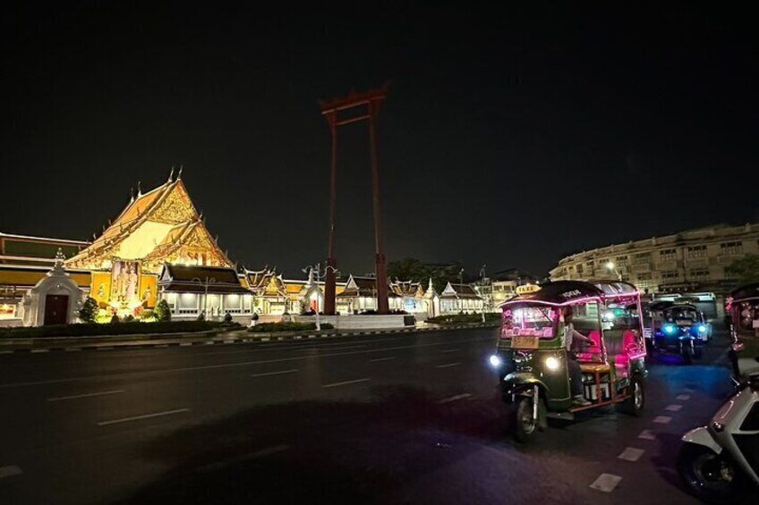 Bangkok by Night: Temples, Markets and Food by Tuk-Tuk