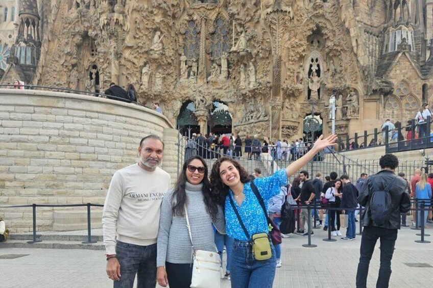 Sagrada Familia & Barcelona Small Group Tour with Hotel Pick-up