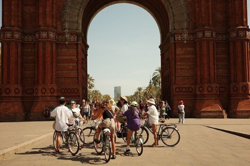 Barcelona City Bike Tour: Highlights and Hidden Gems