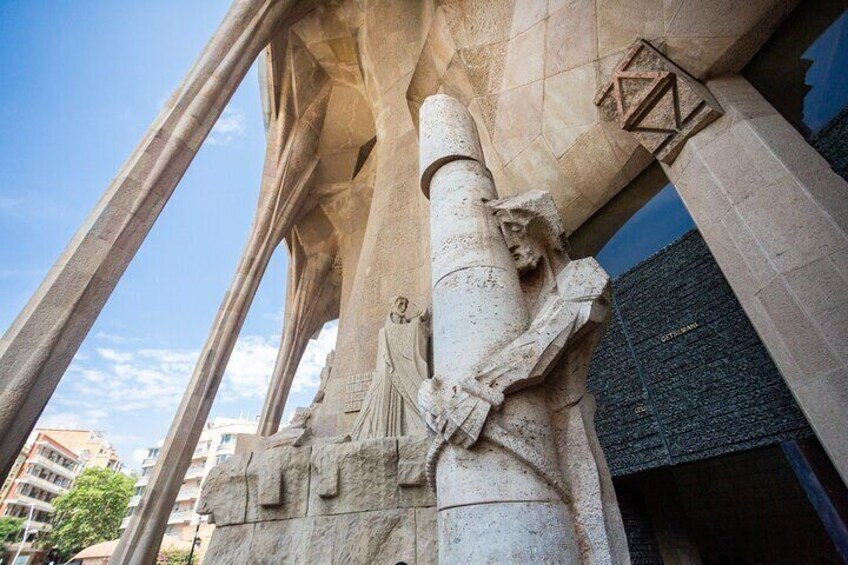 Sagrada Familia - Guided tour & skip the line access 