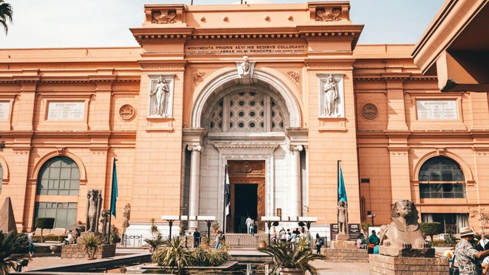 Cairo: Pyramids, Museum Visit & Dinner Cruise Combo