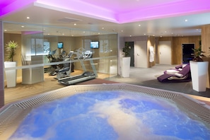 Indoor spa tub